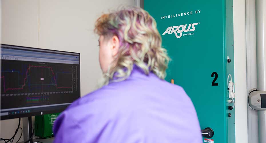Researcher using a screen in the GMS